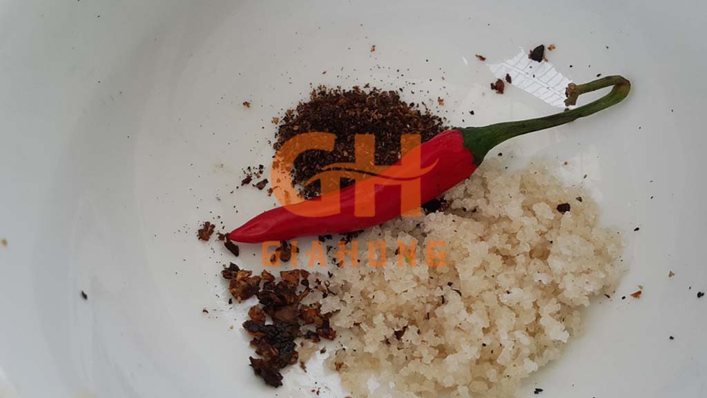Món chấm sử dụng muối, hạt mắc khén, hạt dổi và ớt